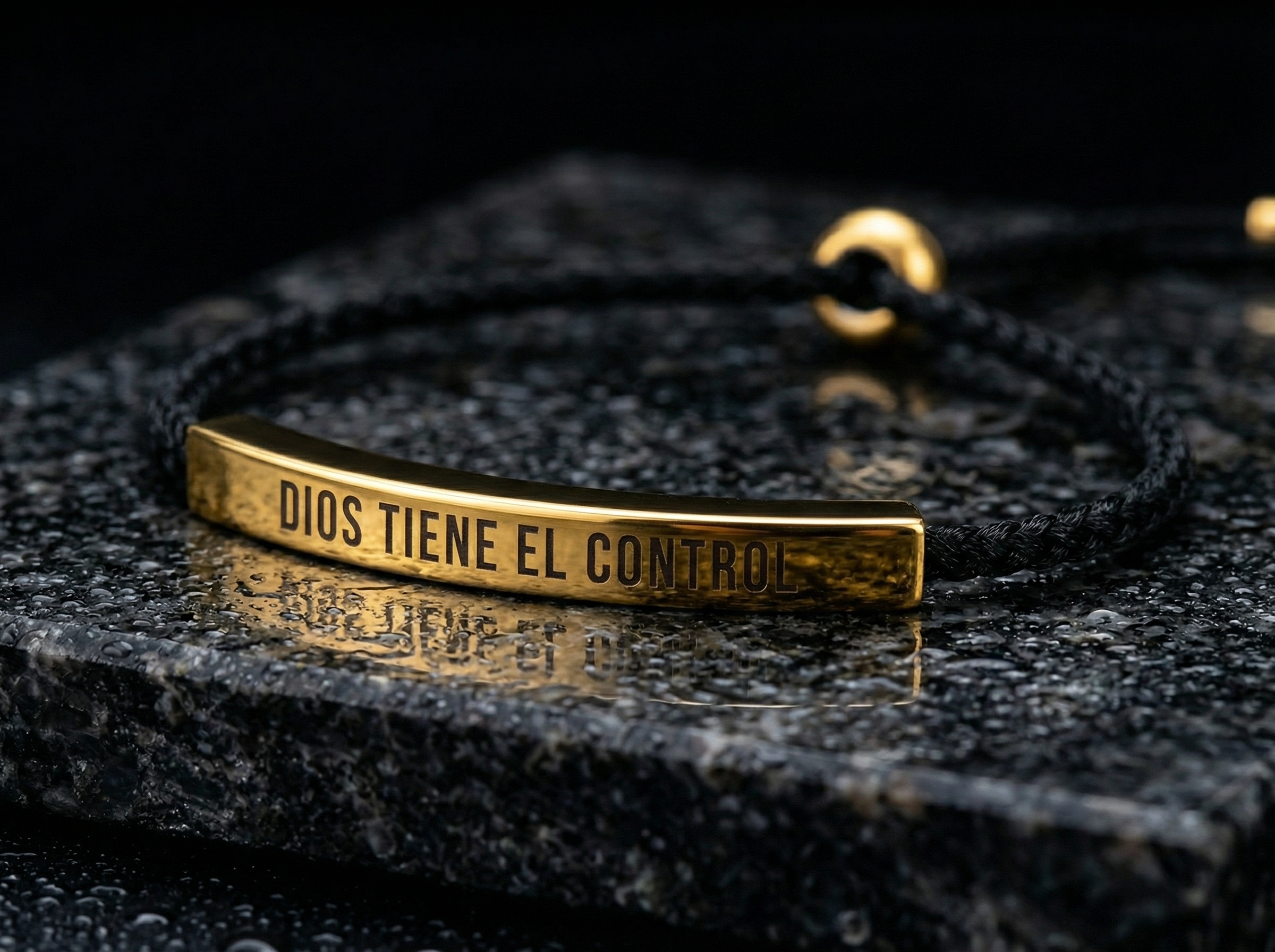 Pulsera Dios Tiene El Control puesta en muñeca - Damaju