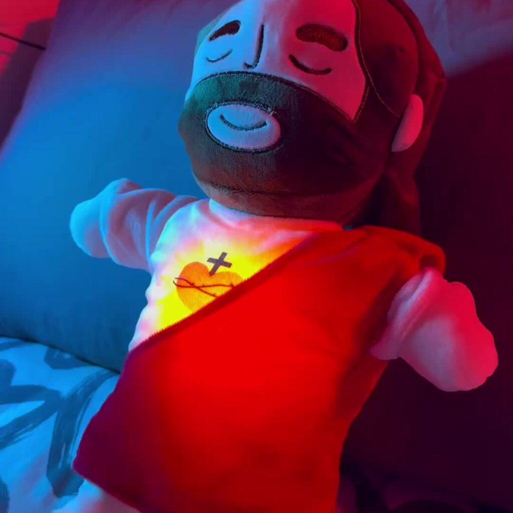Detalle del Peluche Jesús con función de música y movimiento