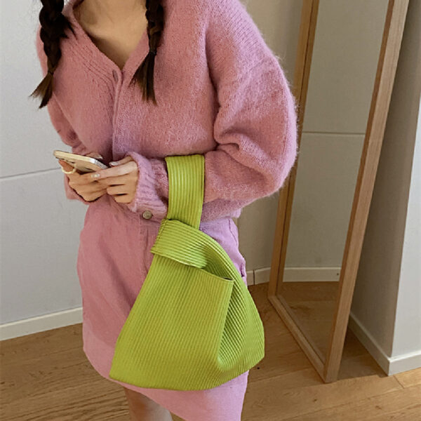 Bolso Plisado de Moda para Dama: ¡El Accesorio Trendy que Necesitas!