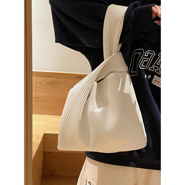 Bolso Plisado de Moda para Dama: ¡El Accesorio Trendy que Necesitas!