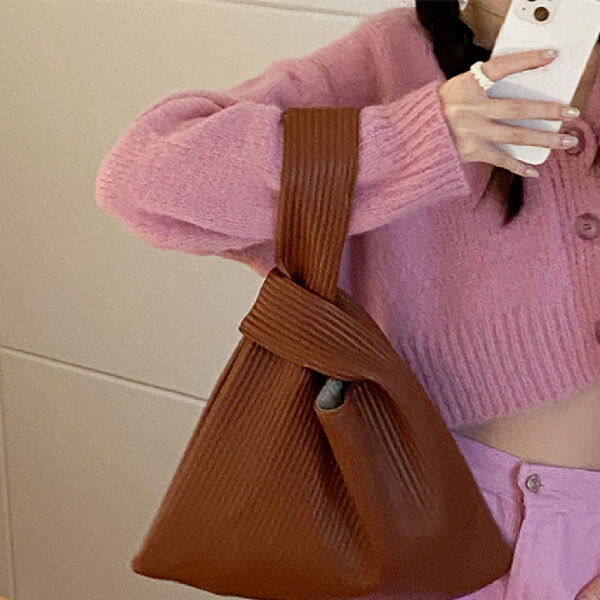 Bolso Plisado de Moda para Dama: ¡El Accesorio Trendy que Necesitas!