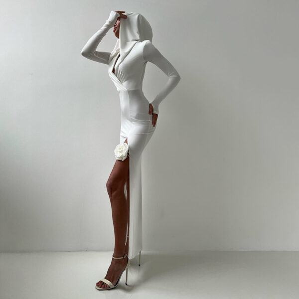 ¡Descubre el Elegante Vestido Ajustado con Capucha y Escote en V! Diseño con Abertura Lateral para un Toque Chic y Moderno.
