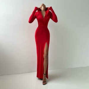 ¡Descubre el Elegante Vestido Ajustado con Capucha y Escote en V! Diseño con Abertura Lateral para un Toque Chic y Moderno.