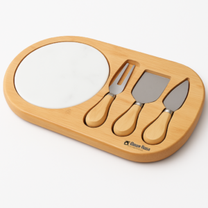 Set de tabla de quesos con cuchillos de madera y mármol