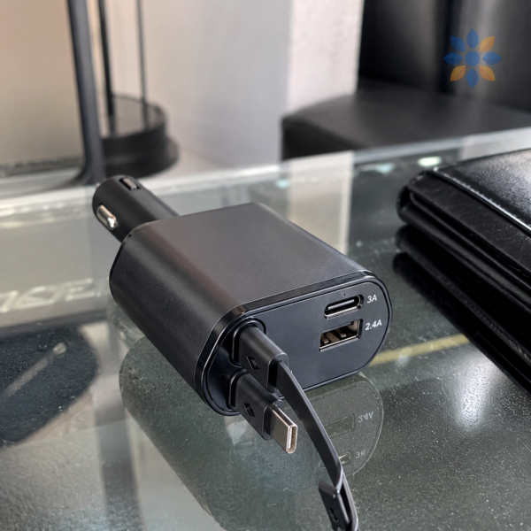 Cargador 4 en 1 Retráctil para Carro Compacto y Versátil