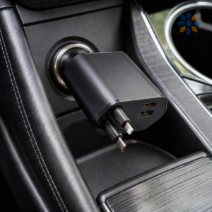 Cargador 4 en 1 Retráctil para Carro Compacto y Versátil