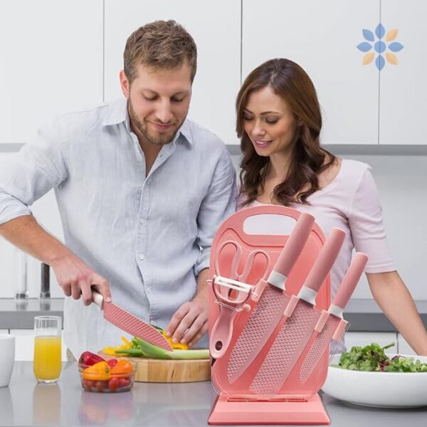 Set de cuchillos y utensilios de cocina rosa con soporte