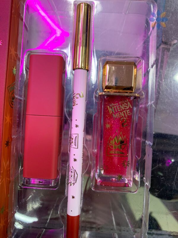 Kit brillo furia: labial, gloss y delineador para labios impactantes