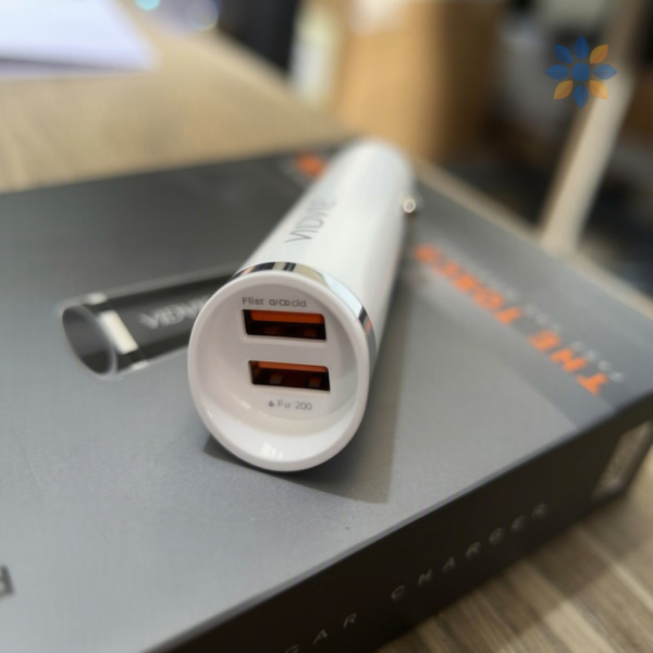Combo Cargador USB Dual + Cepillo Limpiador para Carro