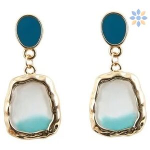 Aretes colgantes dorados con detalle turquesa elegante